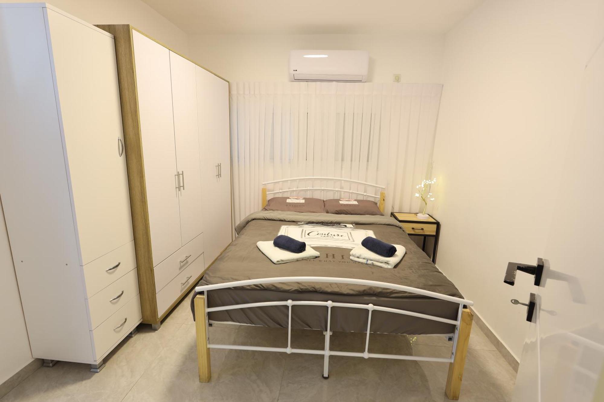 Apartment דירה יפה סגנון מודרני מרחק של 5 דקות נסיעה מהים
